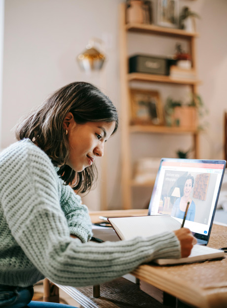 Étudiant suivant le programme de dictées en ligne