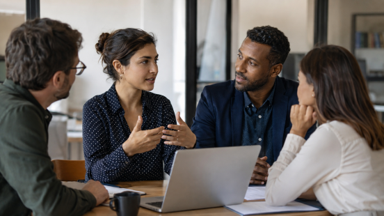 Réunion de travail entre collègues échangeant en français dans un environnement professionnel Réunion de travail entre collègues échangeant en français dans un environnement professionnel